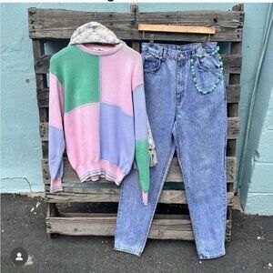 Vintage Grannycore Cottagecore pastels vintage crewneck measures a medium